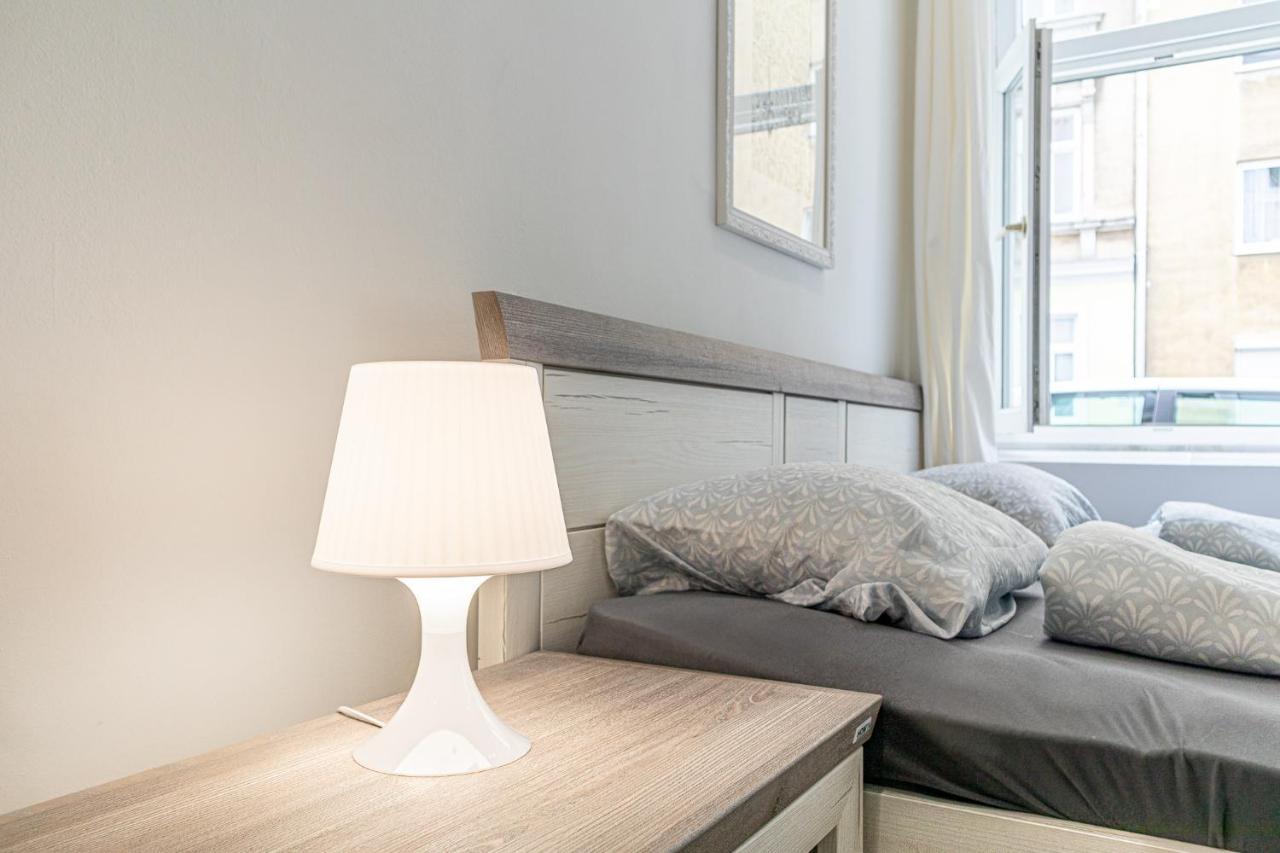 9 Min From City Center - Lovely Studio Near U1 Reumannplatz Viena Exterior foto